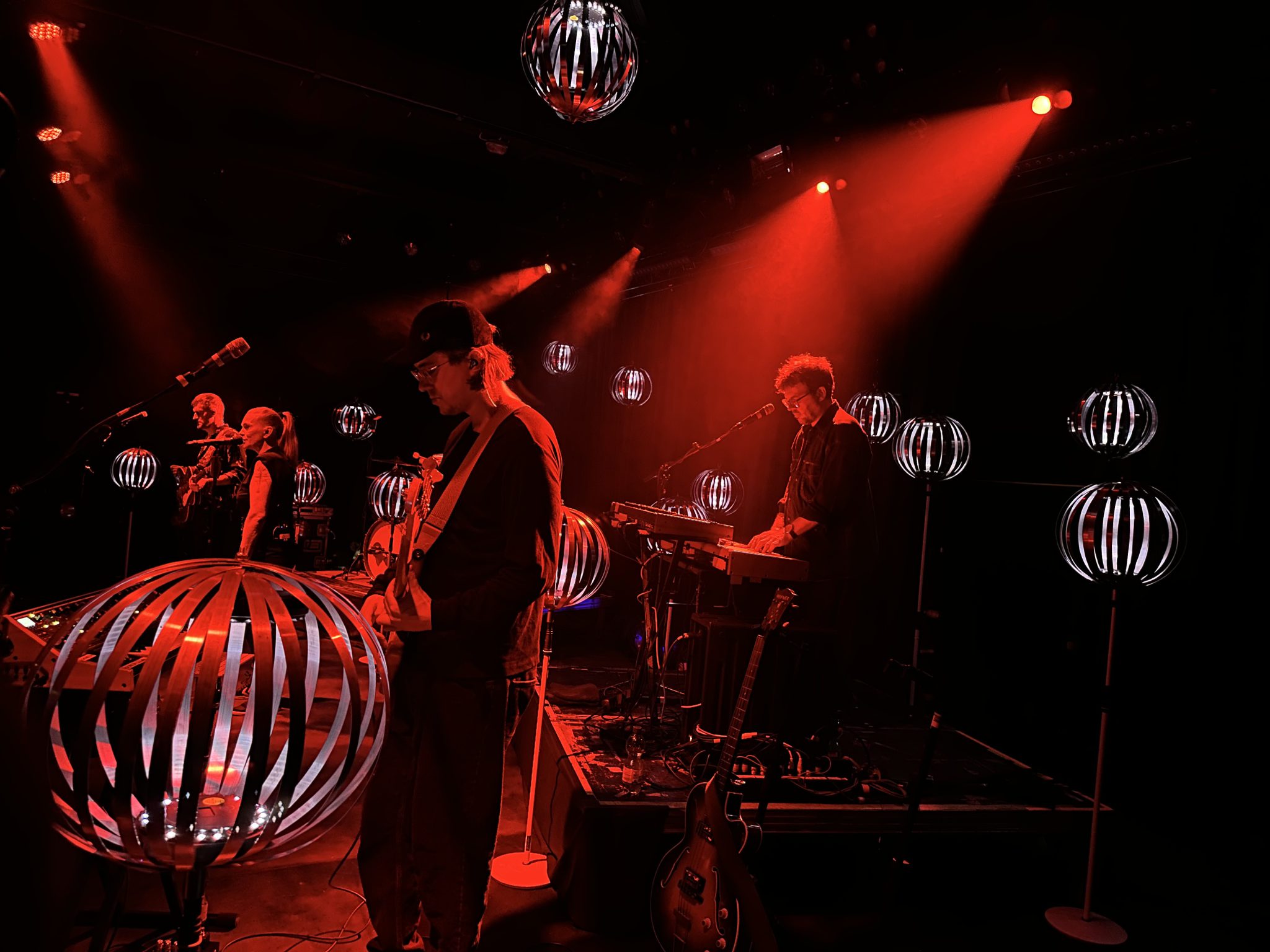 Tourbühne Anna Loos – leuchtende Edelstahl-Skulpturen