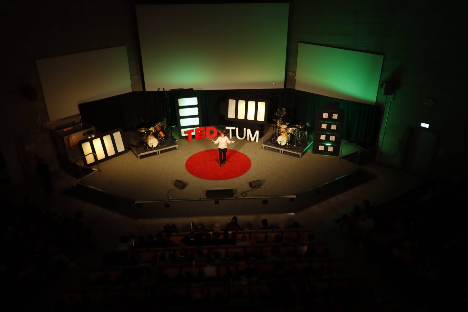 Bühnenbild TEDxTUM – roter Teppich mit Screens und Licht